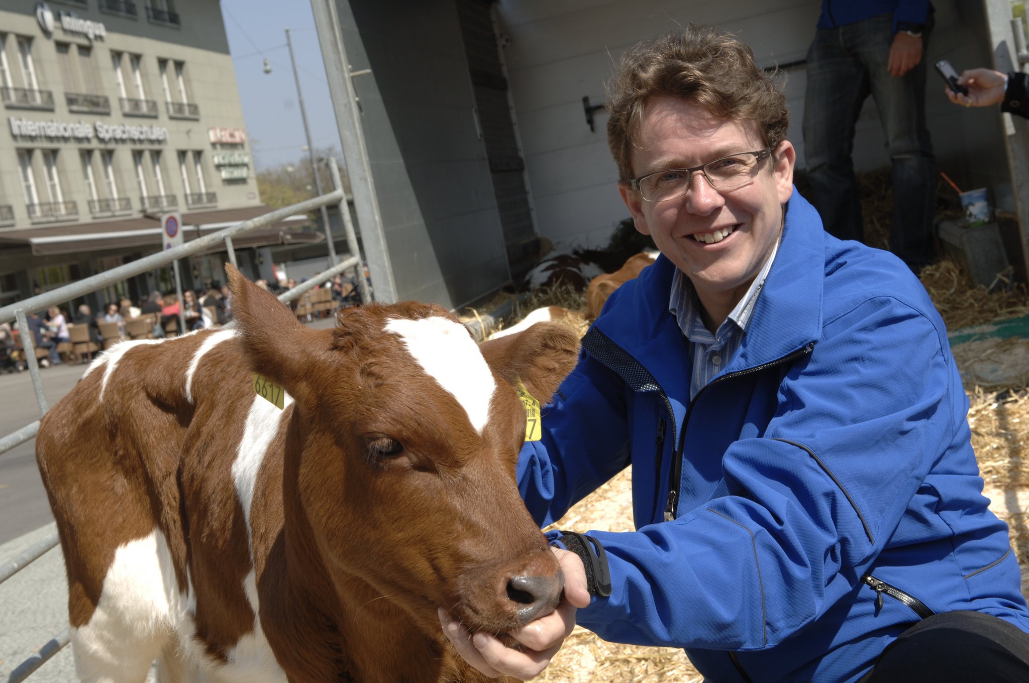 Albert Rösti ist nicht nur als Nationalrat und Parteipräsident aktiv. Er berät Wirtschaftsvertreter und Politiker vornehmlich in den Bereichen Energie, Raumplanung, Umwelt und Agrarwirtschaft. (Bild www.albertroesti.ch)