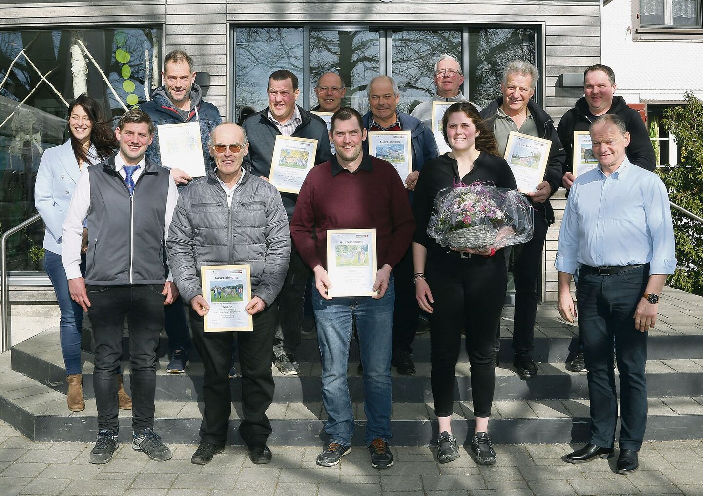 Gruppenbild der Züchter mit 100 000er-Kühen und der neuen Vorstandsfrau Tabea Zimmermann (vorne zweite von rechts).
