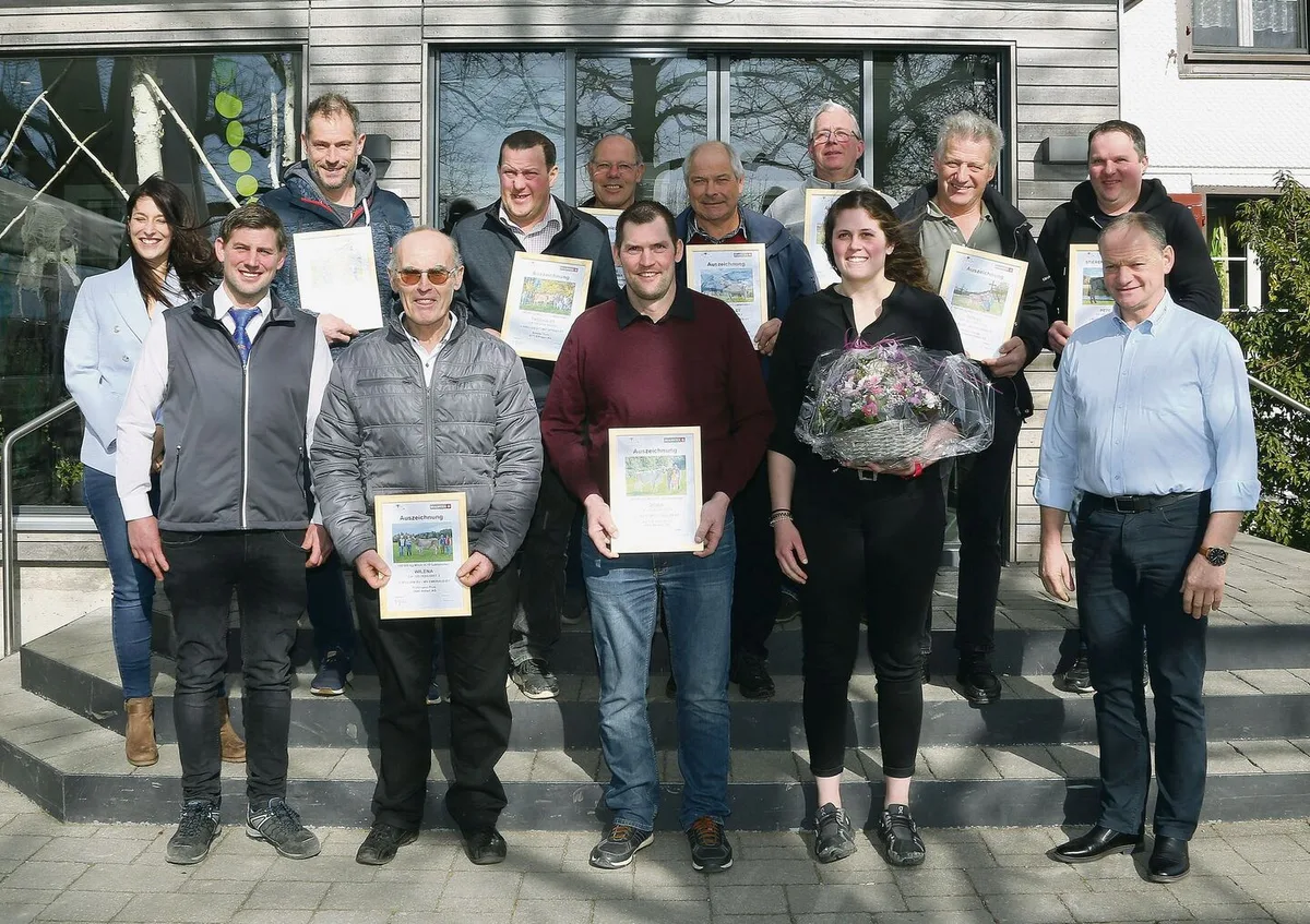 510dc9c81b2b8aeb040597526d817fd6752c726ebb2fc4fff8fa0a345951ded8 Gruppenbild der Züchter mit 100 000er-Kühen und der neuen Vorstandsfrau Tabea Zimmermann (vorne zweite von rechts).