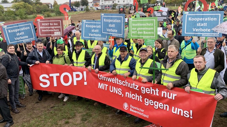 Deutsche Bauern sehen die inländische Produktion bedroht, weil beim Insektenschutz aktuell mehr auf Verbote statt auf Kooperation gesetzt werde. (Bild Bayerischer Bauernverband)
