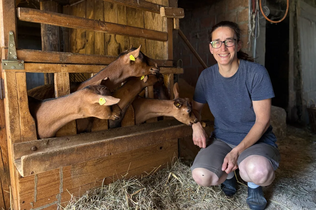 IMG_3330.jpeg Emanuela Schneeberger findet bei ihren Milchziegen im Stall viel Freude und Sinn – sie sind zu ihrem Herzensprojekt auf dem «Hof under dr Chilche» geworden.