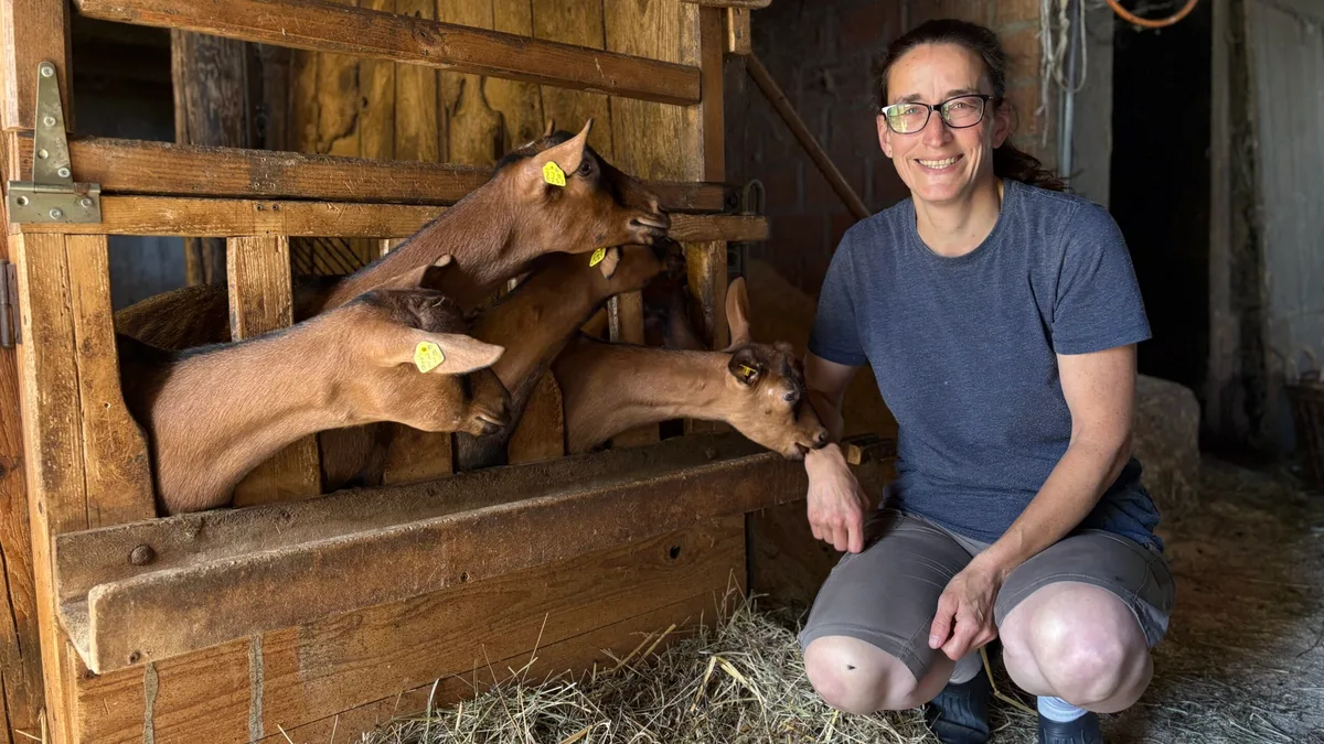 IMG_3330.jpeg Emanuela Schneeberger findet bei ihren Milchziegen im Stall viel Freude und Sinn – sie sind zu ihrem Herzensprojekt auf dem «Hof under dr Chilche» geworden.