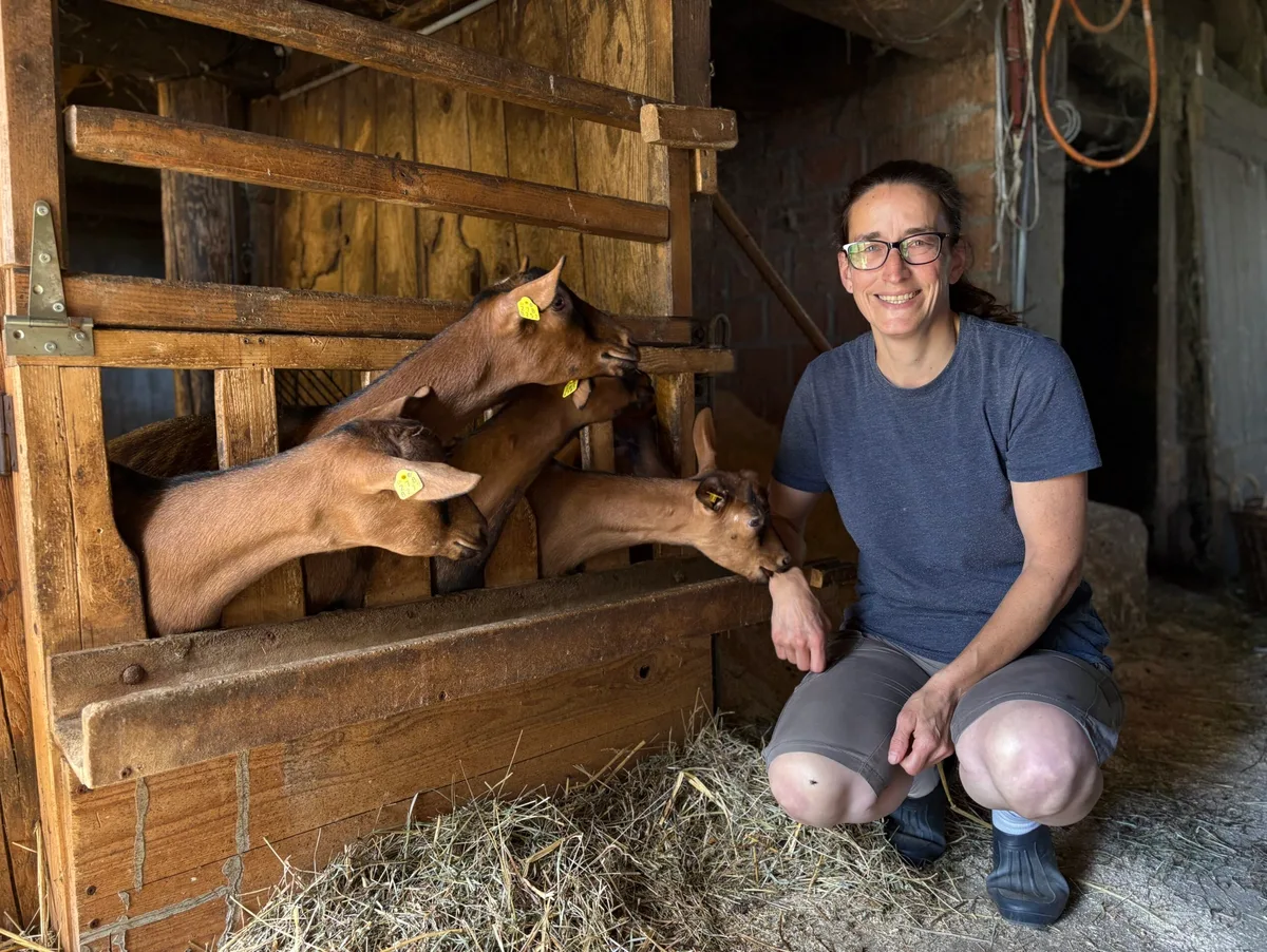 Emanuela Schneeberger findet bei ihren Milchziegen im Stall viel Freude und Sinn – sie sind zu ihrem Herzensprojekt auf dem «Hof under dr Chilche» geworden.
