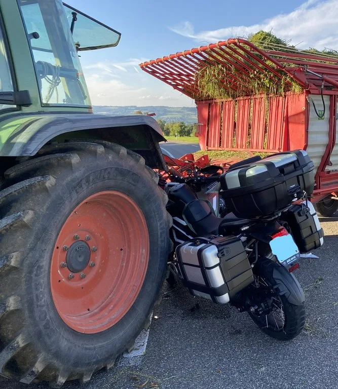 Motorrad gerät zwischen Traktor und Ladewagen - Töfffahrer schwer verletzt