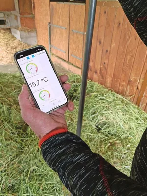 Die Heustocksonde misst und übermittelt die Temperatur und die Feuchtigkeit auf das Handy. Es lässt sich auch ein Alarm für aussergewöhnliche Messwerte einstellen.