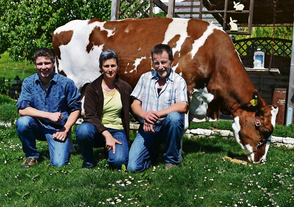 Käthi und Hanspeter Schmitz zusammen mit ihrem sehr engagierten Lehrling Markus Dubach aus Diemtigen BE. Die 19-jährige Kuh Lisa präsentierte sich am Fotoshooting immer noch in hervorragender Verfassung und Vitalität. (Bild: Peter Fankhauser)