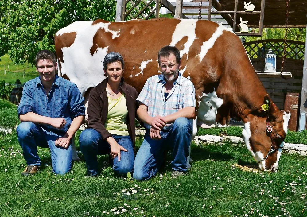 06f4c9b6edae0179d187bc7b7d12457ce63c6eb5 Käthi und Hanspeter Schmitz zusammen mit ihrem sehr engagierten Lehrling Markus Dubach aus Diemtigen BE. Die 19-jährige Kuh Lisa präsentierte sich am Fotoshooting immer noch in hervorragender Verfassung und Vitalität. (Bild: Peter Fankhauser)