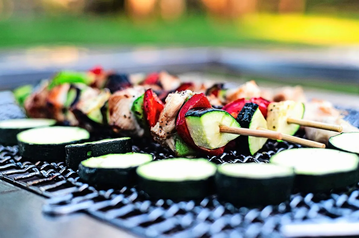 fc52017443ef707c78b2aaba6aaf2f938bc4fb59a2388e799b3c6a4ec1a8346a Das Grillkäserezept vom Ebenrain (siehe Kasten) passt wunderbar zu grillierten Zucchetti. Unsere Redaktorin Andrea Wyss hat es getestet.
