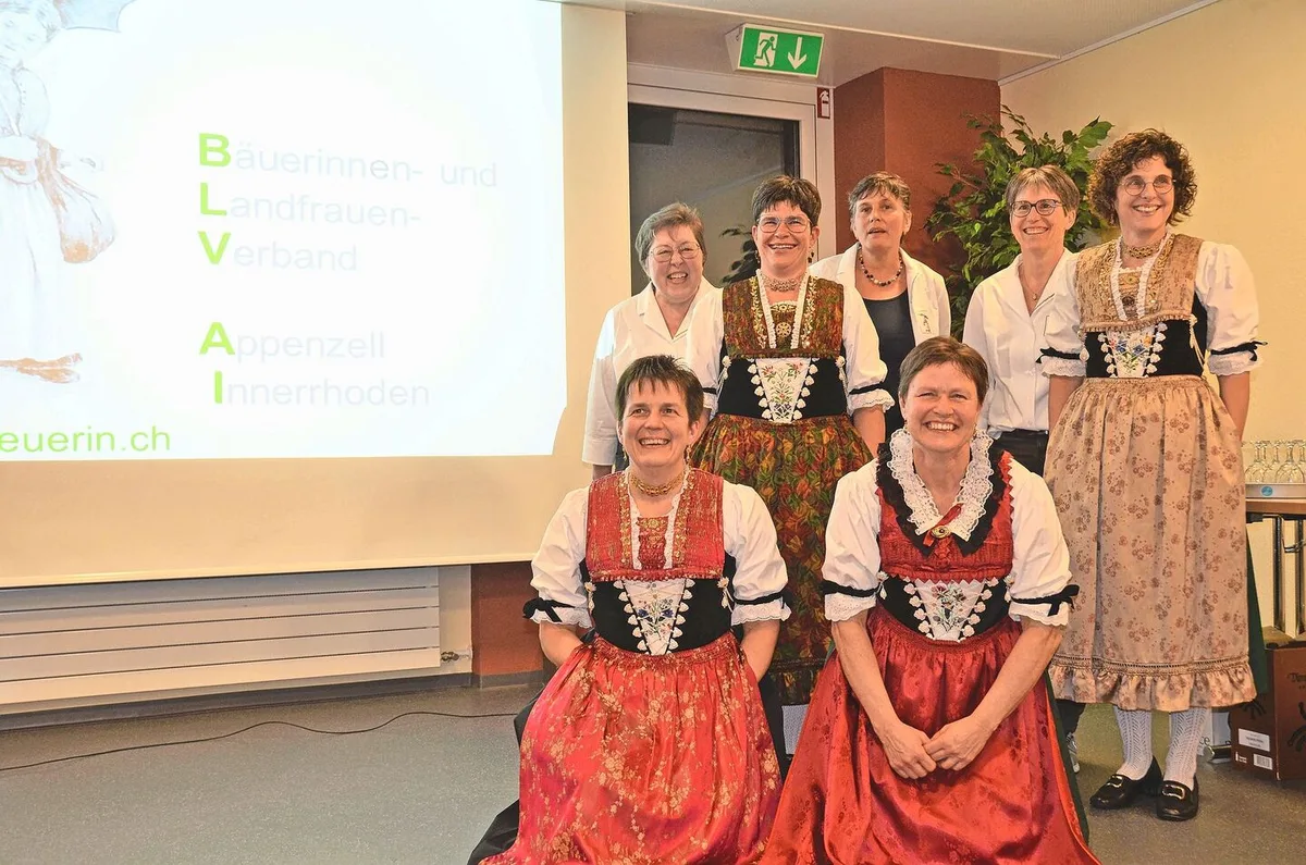 e3d7c57bdf2793c1b04bbb096406ace300fca9e2e7ec43fb927aa0d236a695fe Die Vorstandsfrauen: kniend Claudia Speck, Marianne Städler; stehend Marlen Dobler, Mechtild Grubenmann, Irene Neff, Lydia Signer, Luzia Fuster (v. l. n. r.).