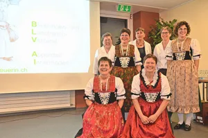 Die Vorstandsfrauen: kniend Claudia Speck, Marianne Städler; stehend Marlen Dobler, Mechtild Grubenmann, Irene Neff, Lydia Signer, Luzia Fuster (v. l. n. r.).