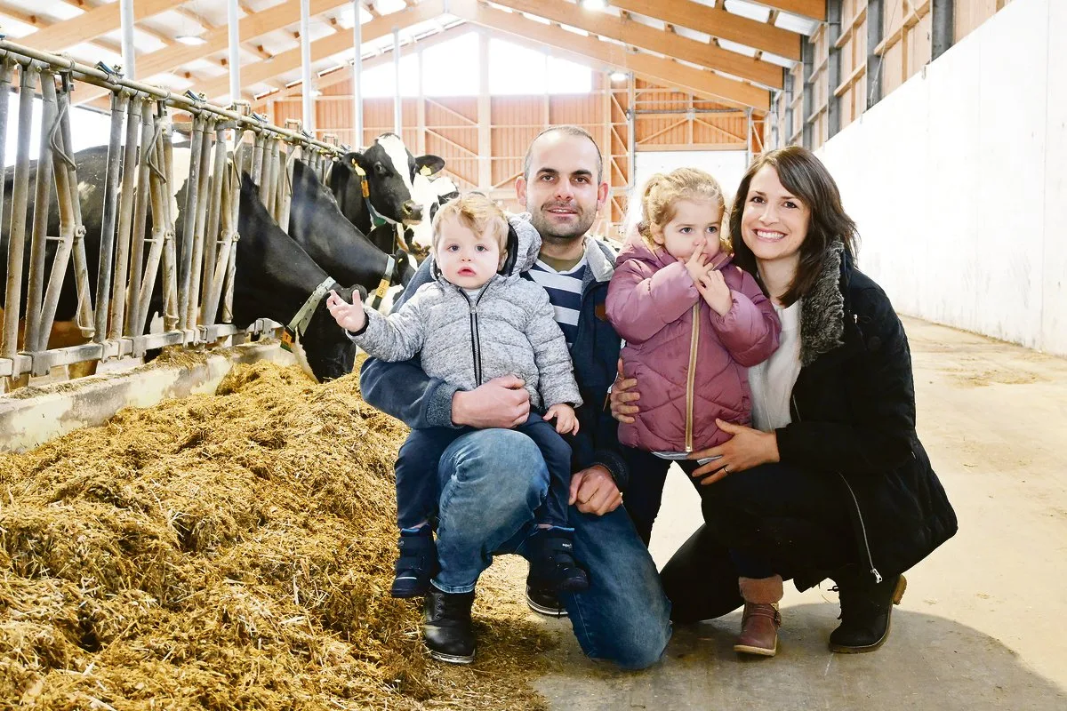 3e86cffccb8e85f40a5b1995cd55fb61c7e7a975 Familie Lüdi mit Christoph, Andrea und den beiden Kindern Nico und Mia haben viel Freude an ihrem neuen Milchviehstall. Auch die Viehzucht ist eine grosse Leidenschaft. (Bilder Jasmine Baumann)