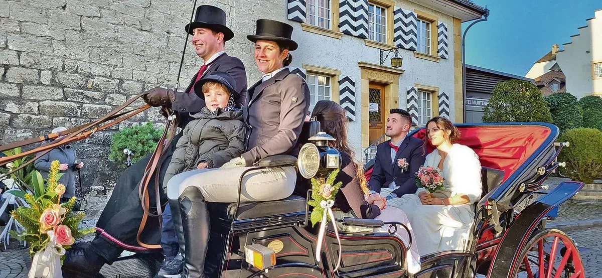 3da54f4301ec6341922076a542f50d6f4d5c5a52e8db263731898e29dbf29f93 Tanja Spring mit Neffe und Partner David Barras auf dem Kutschbock führen Carola Spring und Xavier Juillard zum Standesamt.