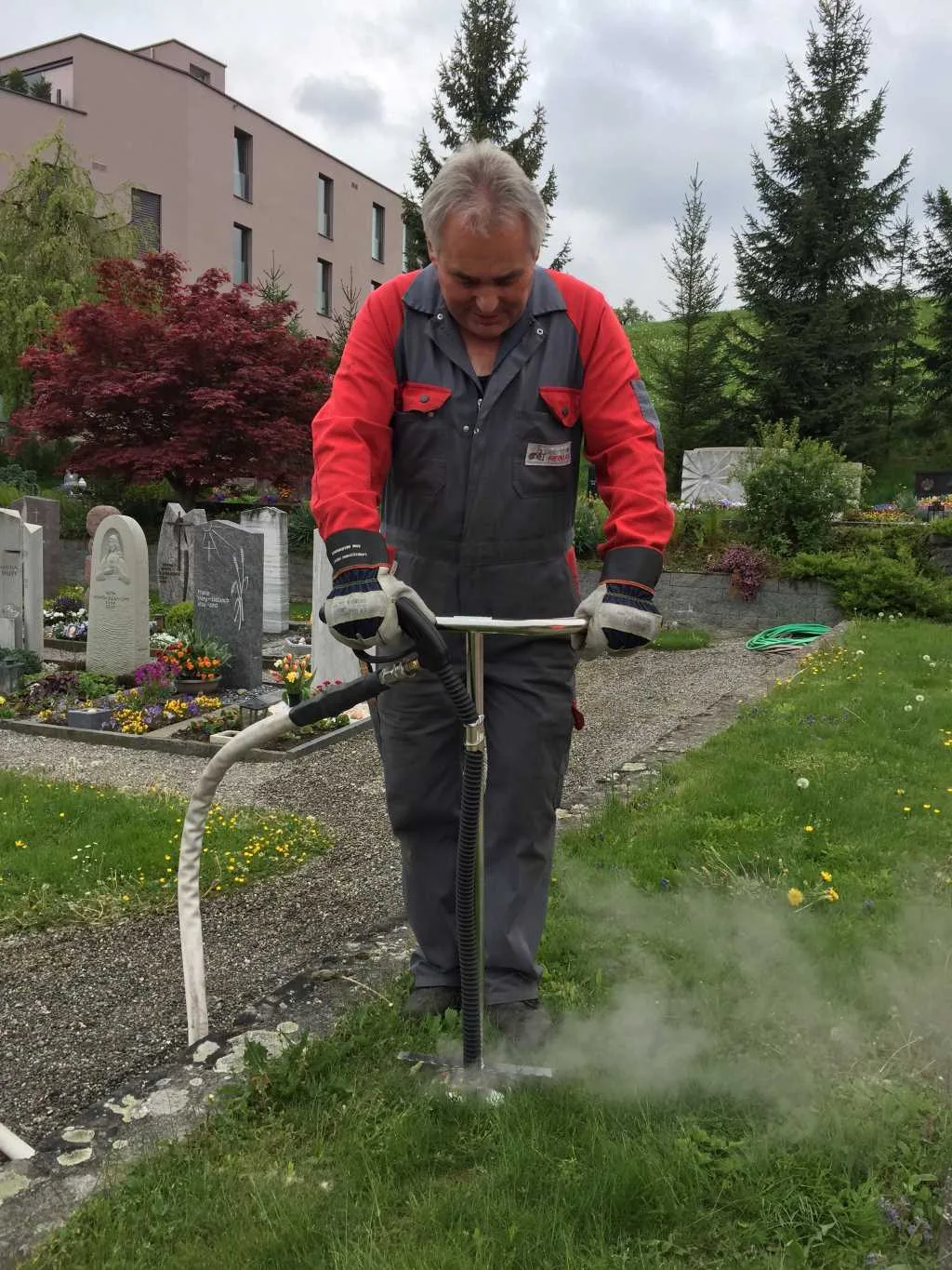 539c65fceaa0d6880d045f7bbd9e11fe2e66dd65 Der Blackenspiess vom BlackWeg erhitzt die Blacke unterirdisch und tötet sie dadurch ab. Bild: Hochdorfer Technik AG
