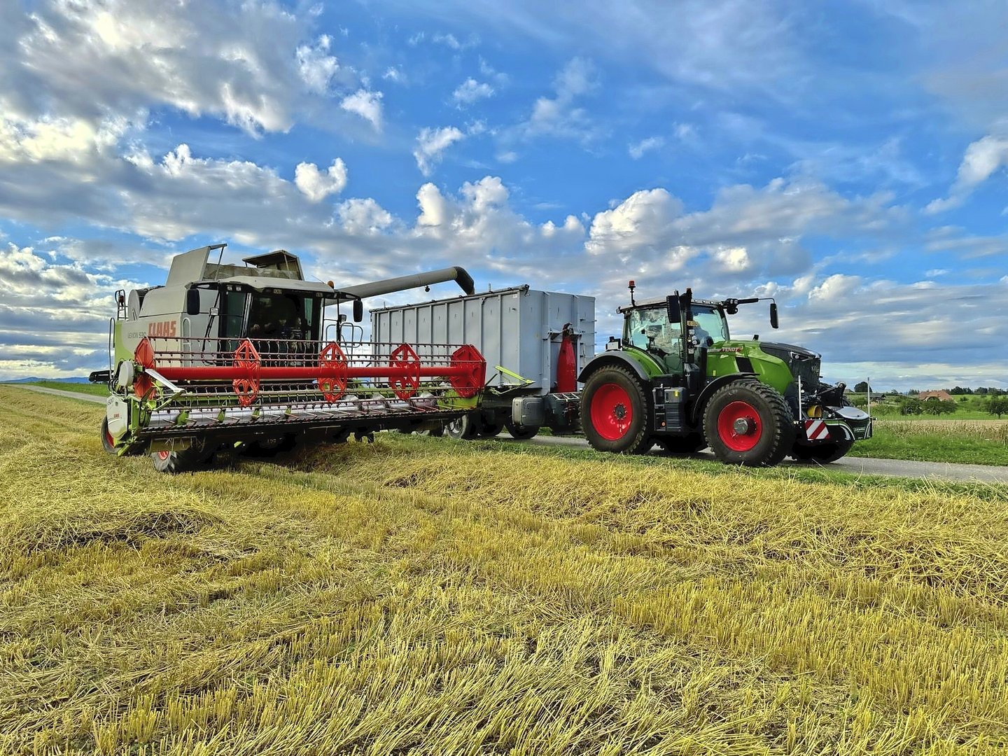 Der Abtransport der Ernte direkt ab dem Feldrand erfolgt immer öfter durch professionelle Transportunternehmer.