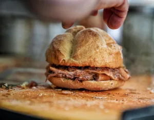 Wer bekommt wie viel von der Wertschöpfung bei Brotweizen, Schweinefleisch und Äpfeln? Diese Frage beantwortet die Studie im Auftrag des BLW laut FMS nur ungenügend.