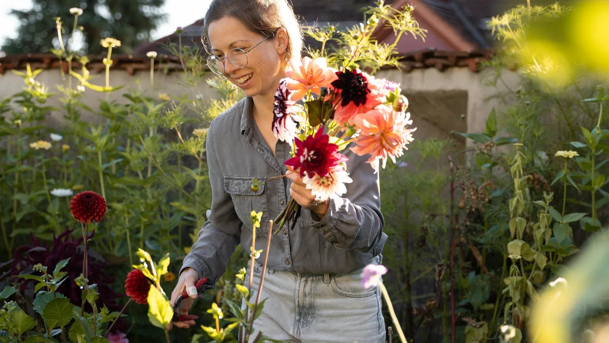 Porträt Barbara Lantschner Stadtblüte Barbara Lantschner ist ausgebildete Gärtnerin und Landschaftsarchitektin. Nun widmet sie sich ganz ihrem Projekt Stadtblüten.