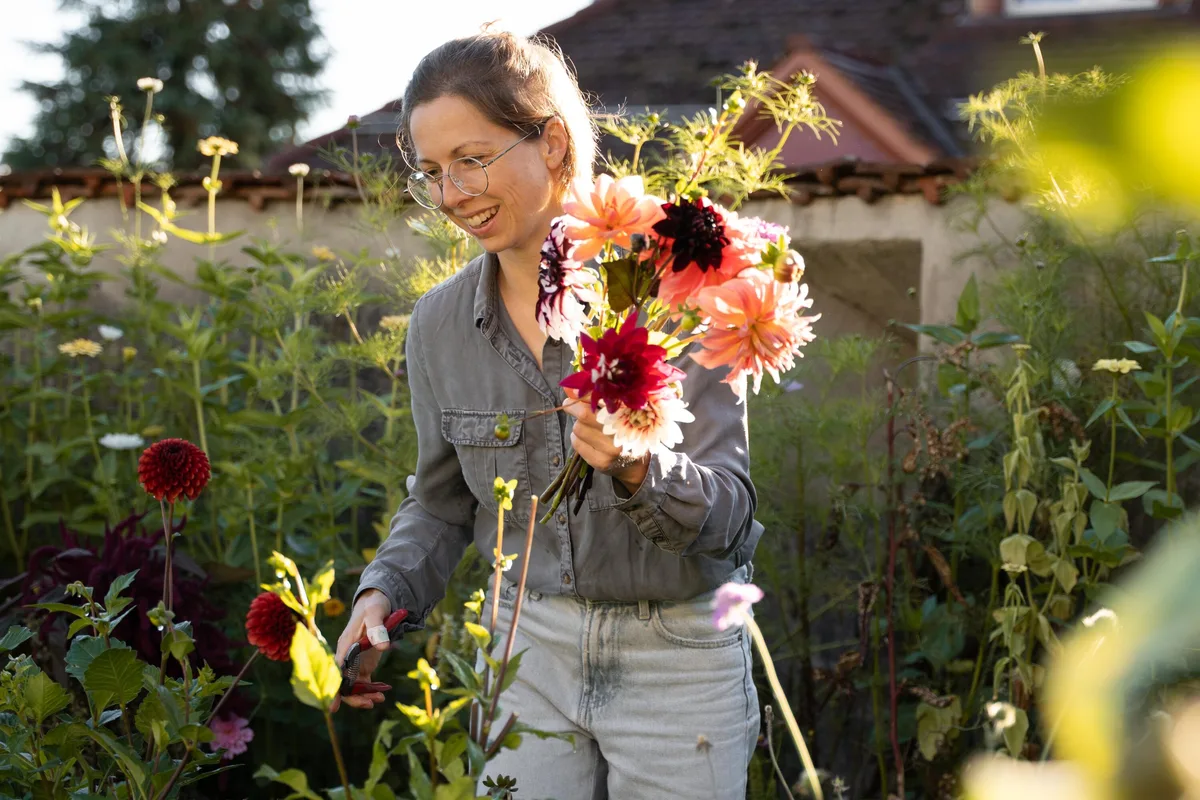 Porträt Barbara Lantschner Stadtblüte Barbara Lantschner ist ausgebildete Gärtnerin und Landschaftsarchitektin. Nun widmet sie sich ganz ihrem Projekt Stadtblüten.