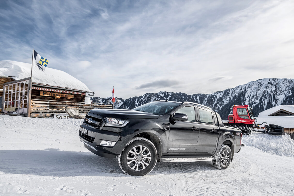 Der Pick-up Ford Ranger Wildtrak X im Dorf Tenna im bündnerischen Safiental.