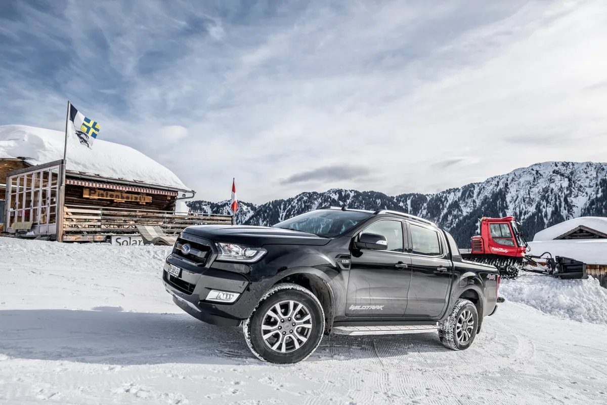 3609aaa56fb1a890b570d9f3a09a502ac1767019 Der Pick-up Ford Ranger Wildtrak X im Dorf Tenna im bündnerischen Safiental.