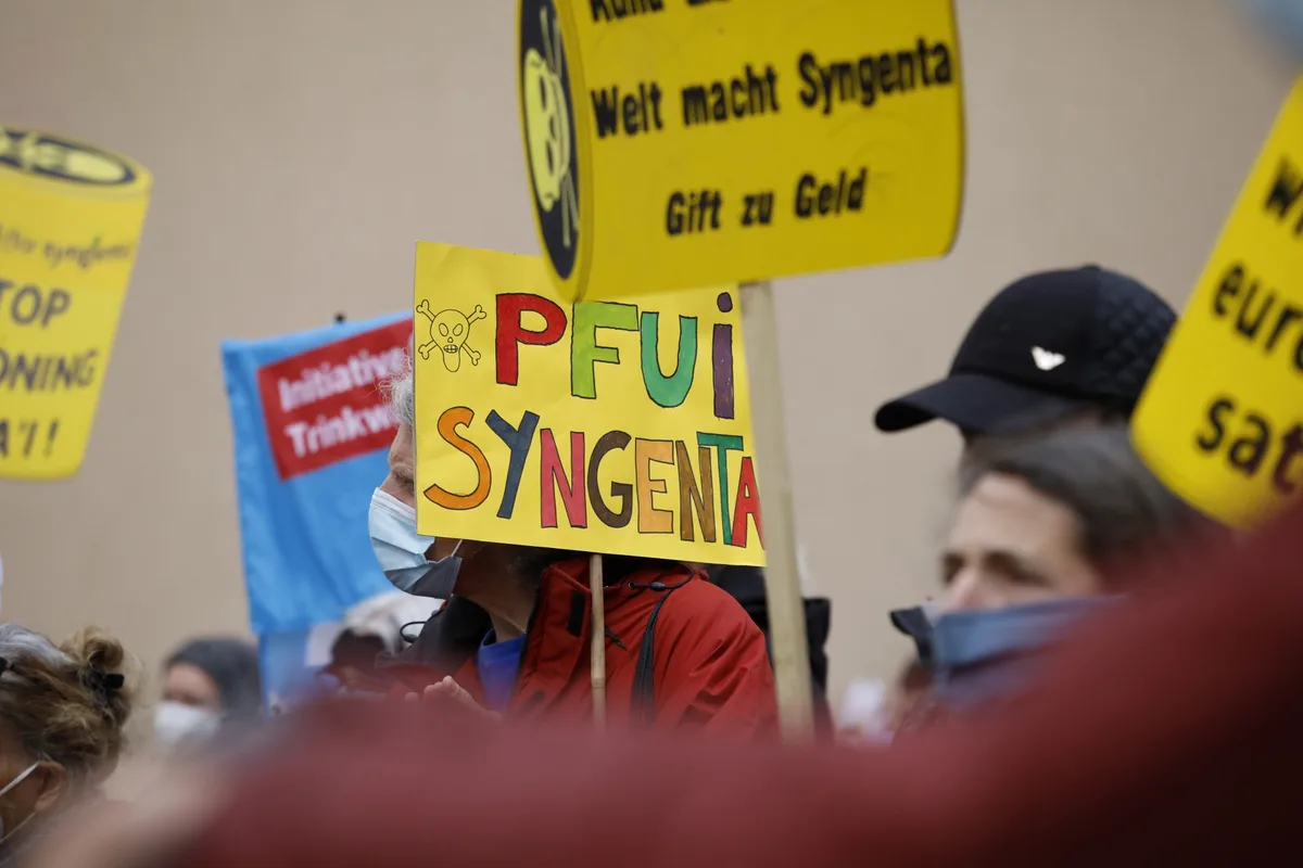 490ab5f504346b8fcd392d2d02fac1f0254dccfa Die rund 70 Protestanten forderten ein Verbot von Pestiziden wie Paraquat und den Wandel hin zu einer solidarischen und ökologischen Landwirtschaft. (Bild Tobin Meyers)