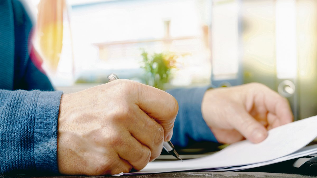 Die HAFL verschickt am 5. November Fragebögen an 5600 Betriebe. Die Angaben der ausgefüllten Fragebögen sollen helfen, ein nationales Inventar der Ammoniakverluste zu erstellen. (Bild Adobe Stock)