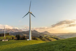 Oft werden Bewilligungen für neue Windenergieanlagen vor Gericht angefochten, was das Verfahren in die Länge zieht. Derzeit sind in der Schweiz neun Gerichtsverfahren zur Windkraft hängig.