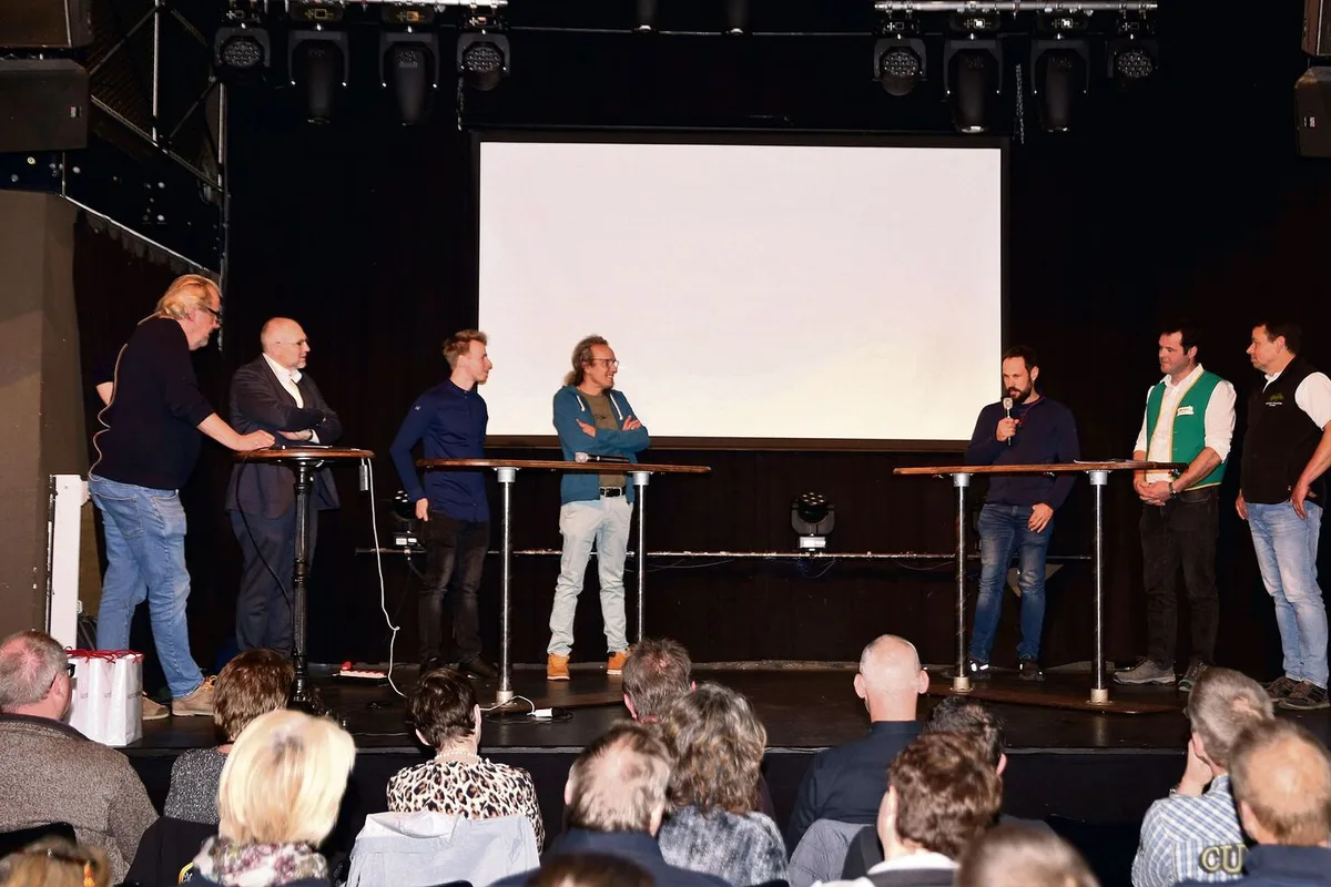 44d5a998dd7fed06820f418a484128ec1273f23ee8a9a18d36ae99896f733422 Ein spannendes Podium: Gesprächsleiter Dominik Flammer, die Gastronomen Marco Heinzer, Christian Vogel und David Debuyser, die Landwirte Michael Reichmuth und Christian Bruhin sowie Berufsfischer Andreas Braschler (v. l.).
