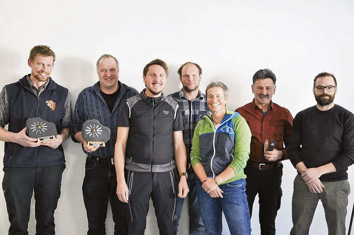 Die geehrten Älppächter: Hannes Hefti, Hansheiri Zimmermann, Adi Zweifel, Ruedi Luchsinger, Heidi Marti, neue Fachstellenleiterin, Luis Iglesias und Gemeinderat Markus Marti (v. l.)
