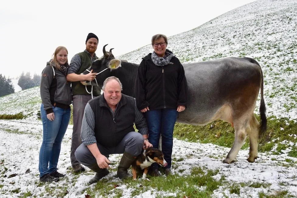 39e4911a4e0dbd049cc3198f02777cd5b37647d4 Bettina Haldemann, Simon, Hans und Therese Jegerlehner haben Freude an ihren Kühen. (Bild noe)