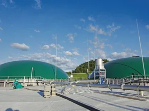 Vom CO2-Gesetz können dank Förderbeiträgen auch landwirtschaftliche Biogasanlagen profitieren. (Bild aem)