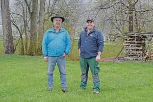 Daniel (links) und Andreas Peter setzen sich dafür ein, dass im Rahmen der Gewässerraumausscheidung in Sargans möglichst wenig Produktionsfläche verloren geht.