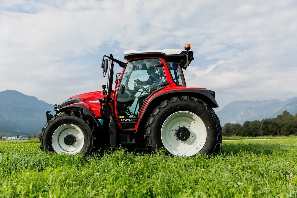 84f1b6fd93dfc852842d94a49adc71c9af492155 Bei Lindner bauen die Bergbauern die Traktore. Bild: Mareycke Frehner