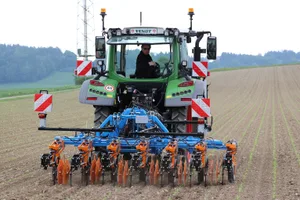 Eine von 7 Pflopf-Massnahmen: Sensorgesteuerte Hackgeräte in Reihenkulturen haben eine hohe Arbeitsleistung und sind eine Alternative zum Einsatz von Herbiziden. (Bild BBZ Arenenberg)