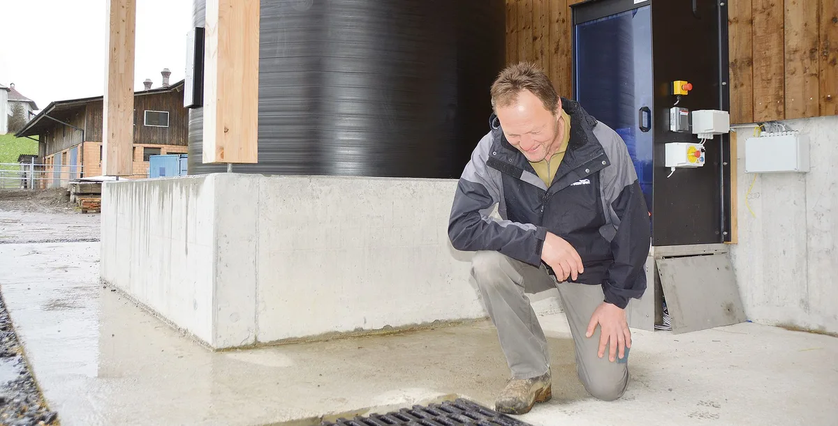 Gespannter Pionier: In zwei Wochen wird die Rinder- und Schweinegülle auf dem Betrieb von Alois Niederberger erstmals mit Schwefelsäure aus dem Tank im Hintergrund angesäuert.(Bild Armin Emmenegger)