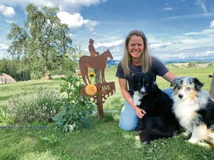 Nicole Sommer-Kneubühler auf dem Räberhof mit zwei ihrer «Miniatur Australien Shepherd»-Hunden.
