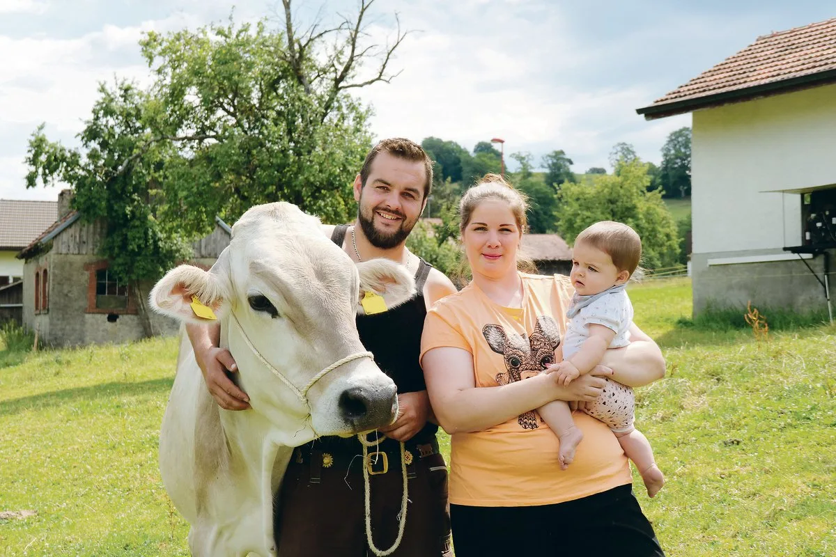 e045b44f527acf5bcf5980790739b52f856b76ba Mario und Corinne Fluri mit ihrem neun Monate alten Töchterchen Leandra sowie der Kuh India. (Bilder BB)
