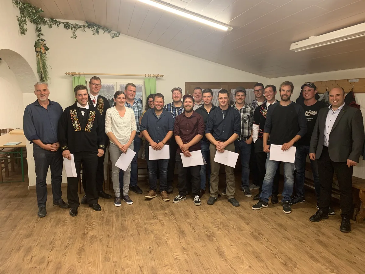 Die erfolgreichen Absolventen und die Absolventin. (Bild zVG mk)