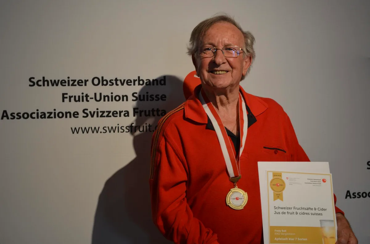 87668316135b5b99cf1ba2ab09f40886a5ca32c2 Der strahlende Kategoriensieger bei den Apfelsäften ist Fredy Boll aus Bergdietikon. (Bild asa)