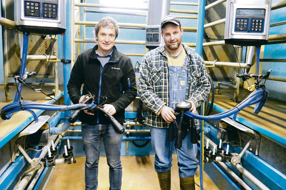 5b3db2cbaacd78c8a4b28780de08f2b36818dd1f Urs Schmid (links), Produktleiter bei DeLaval in Sursee LU, im Stall bei Lionel Kolly aus Pont-la-Ville FR, der das neue Evanza-Melkzeug als Pilotbetrieb seit zwei Monaten nutzt. (Bilder Peter Fankhauser)