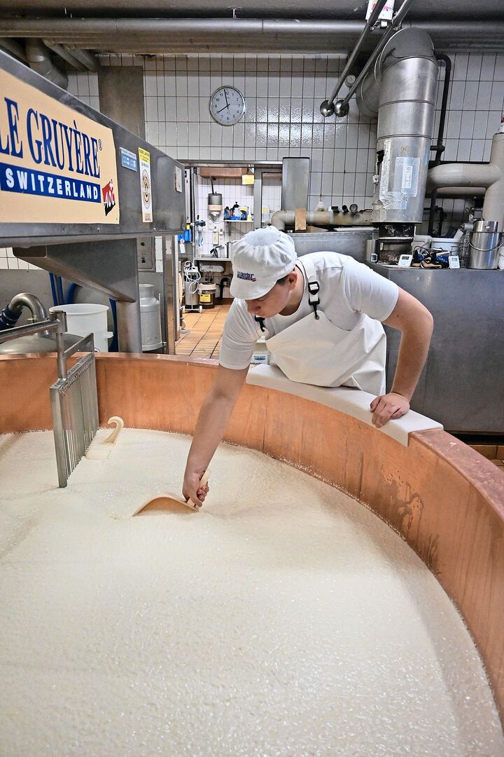 Cyril Grossrieder bei der Arbeit. Er möchte später für seinen Käse wie auch sein Lehrbetrieb Medaillen gewinnen.