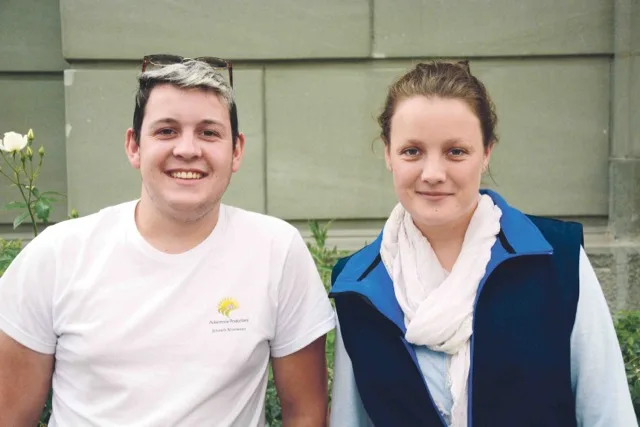 d14a9bb1a0fa89fe1aa11fc27b26a20e5e60ca86 Die OK-Präsidentin Beatrice Mori und Kommunikations-Chef Janosch Mosimann legen sich für den Landjugendwettbewerb, der nach
15 Jahren wieder ins Bernbiet kommt, kräftig ins Zeug. Die BauernZeitung hat sie in Burgdorf getroffen. (Bild Simone Barth)