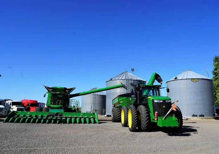 fbb1e3f0832e12f5676d6b351b151c715a3dbbe6 Deere-Maschinen auf einer 5000-Hektar Mais- und Soja-Farm in Franklin, Minnesota. (Bild lid)