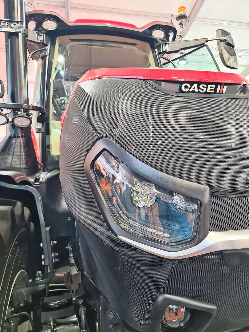 0a26b7c53f05bc93e94ff1f5fa4b7fa5dc6da2cf5f455e9b6e7b6e44e9cf0c38 Nicht nur das Innenleben des Traktors hat sich verändert. Auch das Design wurde modernisiert.