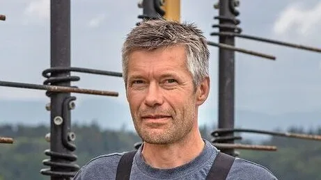 Philipp Böhlen setzt einen Strohstriegel ein, um Kurzstroh und Spreu gleichmässig zu verteilen. Das schafft einheitliche Saatbedingungen für die folgende Gründüngung.