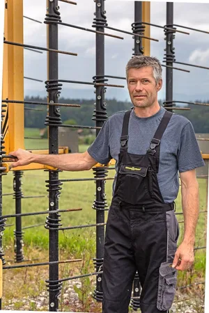 Philipp Böhlen setzt einen Strohstriegel ein, um Kurzstroh und Spreu gleichmässig zu verteilen. Das schafft einheitliche Saatbedingungen für die folgende Gründüngung.