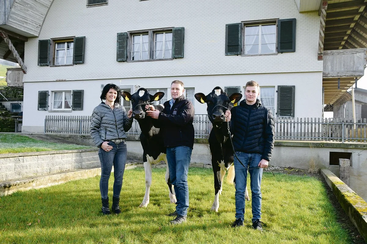 ab2cc11566a2c29825087ecf52a46fd2ad6cd778 Ruedi Sommer mit seinem Sohn Fabian und seiner Lebenspartnerin Renate Lüthi, mit den Kühen Brokaw Gandria und Smaragd Claire. (Bild Peter Fankhauser)