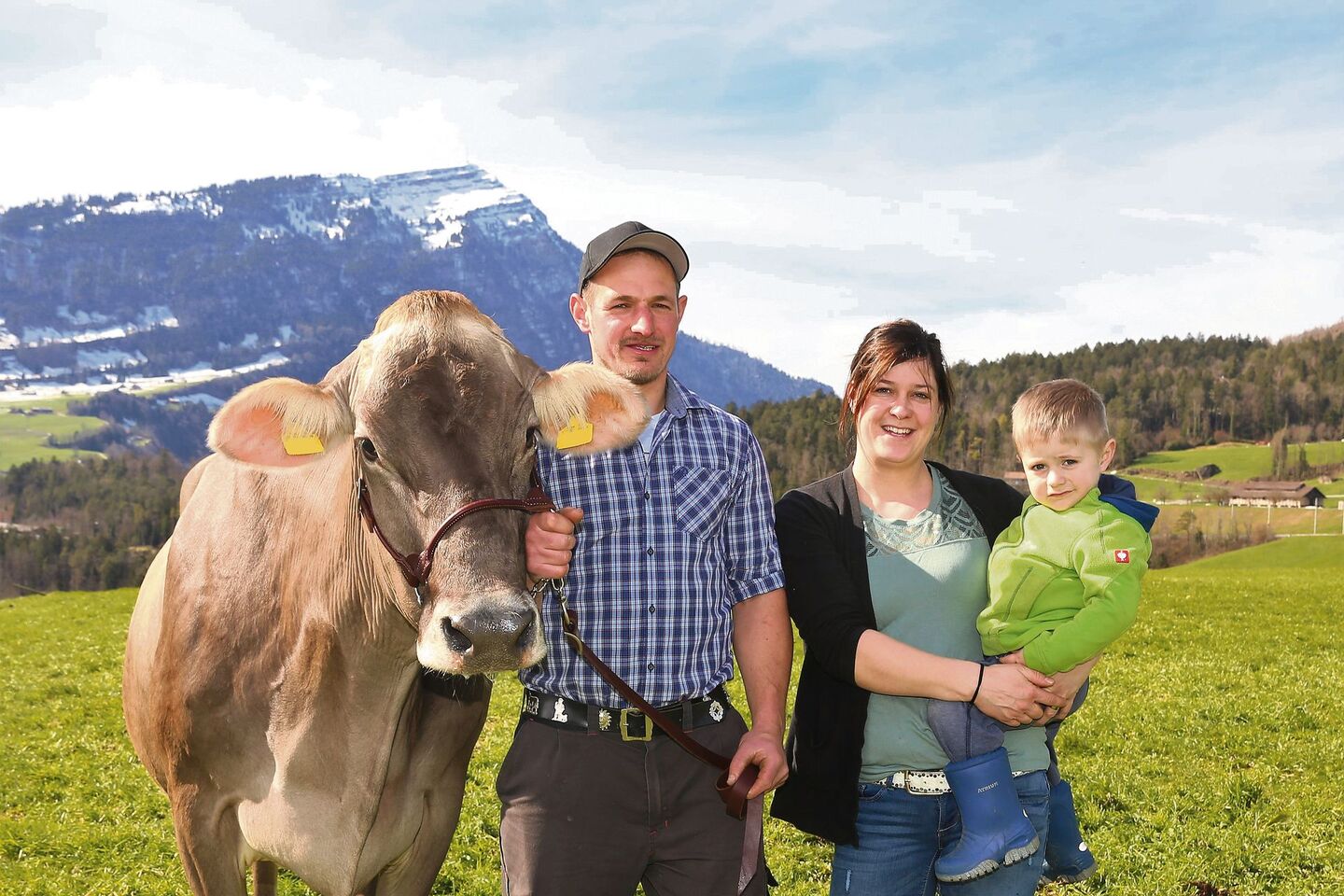 Reto und Vreni Styger mit Dario freuen sich, die Zaster-Tochter Zoe (EX 94 / Ø 5L 8123 4.33 3.76) an der Eliteschau präsentieren zu können. Nicht auf dem Bild der einjährige Sohn Juri.