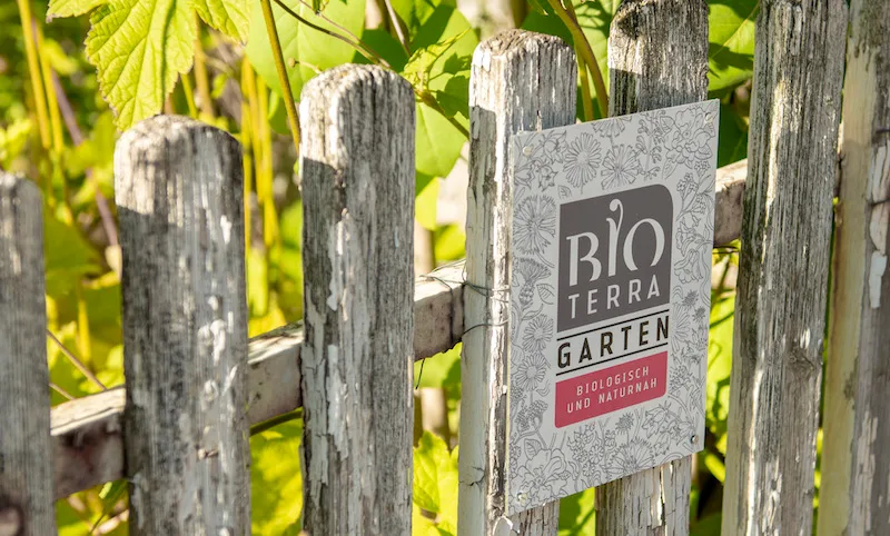 d37ff38d5167b2cc478b189e915a727a36ba3ae2 Die Tafel besagt: Dieser Garten ist bewusst nach ökologischen Kriterien gestaltet und hier wird auf chemisch-synthetische Dünger, Pestizide und Torf verzichtet. (Bild Bioterra)