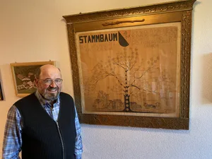 Der 67-jährige Leo Wolfisberg steht vor dem Familienstammbaum.