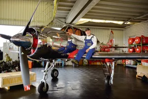Eugen Wüest auf dem ehemaligen russischen Schulungsflugzeug mit 9-Zylindermotor und 360 PS. Seit einem Monat steht die von Grund auf restaurierte Maschine im Hangar des Flugplatzes Triengen. Noch dieses Jahr will er damit in die Luft. (Bild Armin Emmenegger)